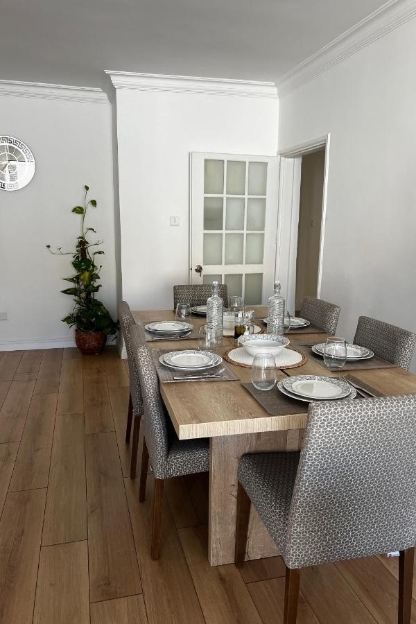 Stylish 3 Bedroom Apartment In Кирения Экстерьер фото