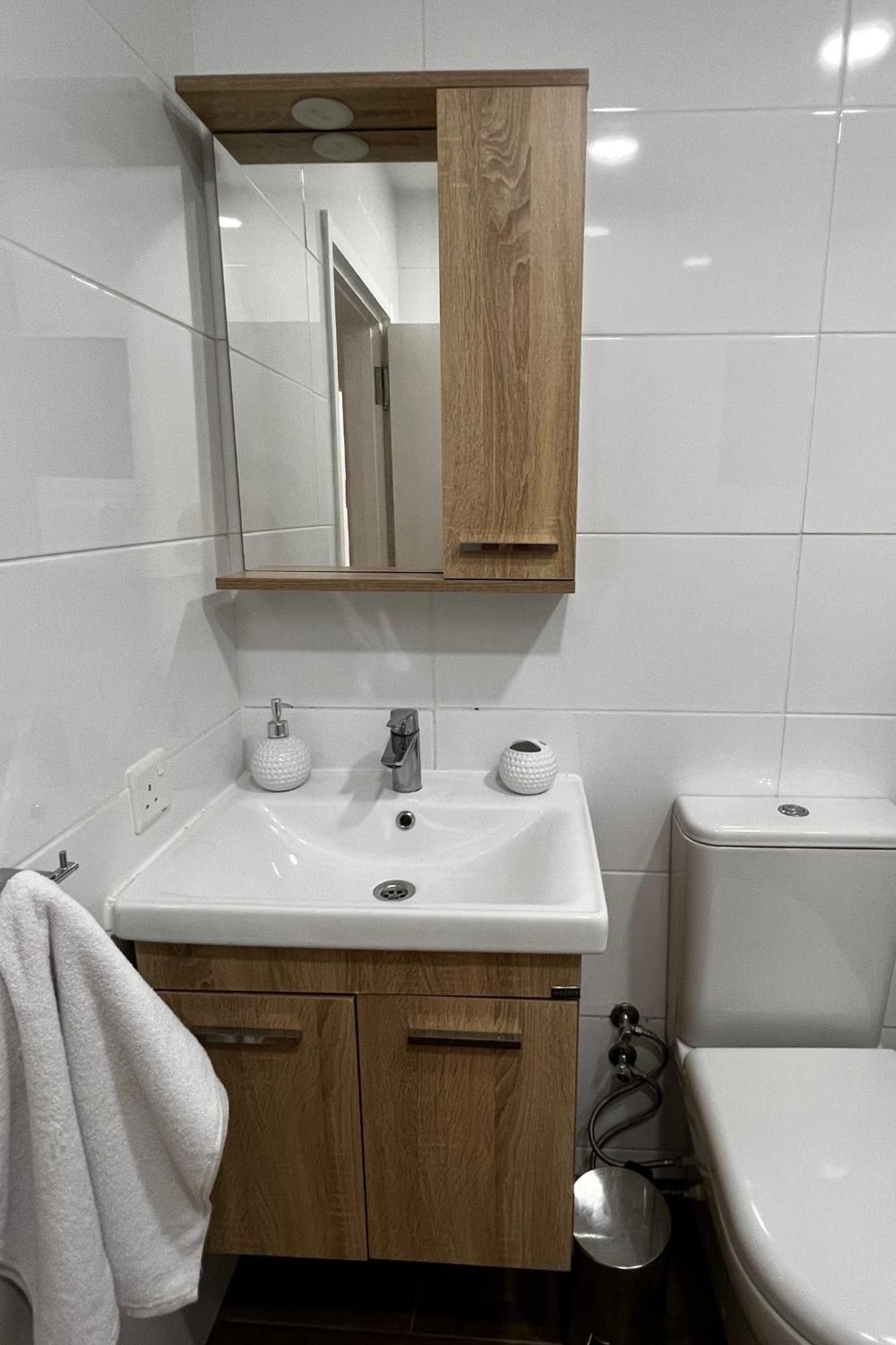 Stylish 3 Bedroom Apartment In Кирения Экстерьер фото