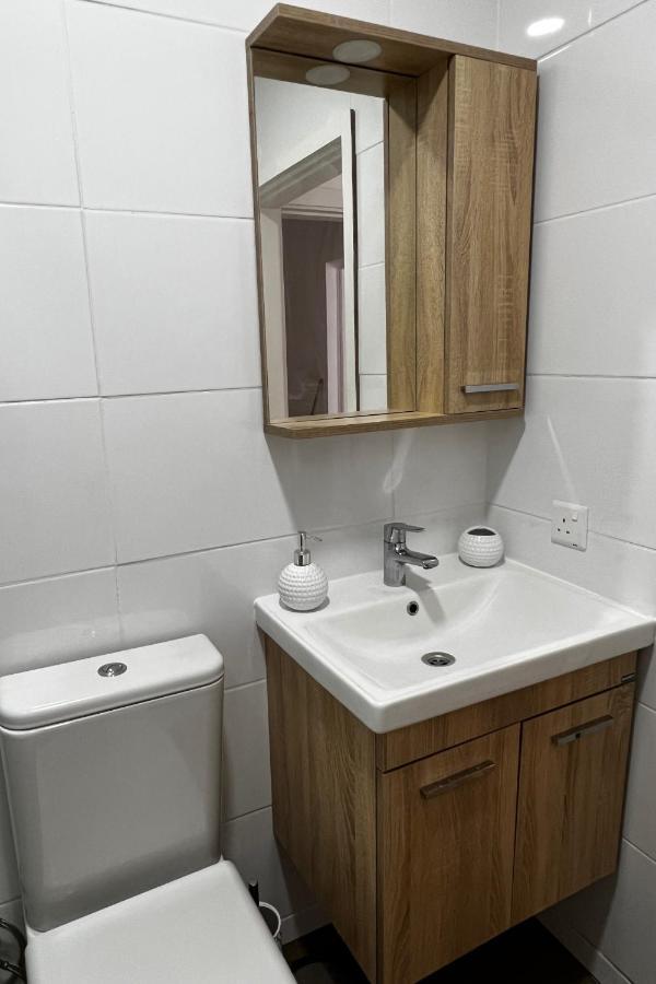 Stylish 3 Bedroom Apartment In Кирения Экстерьер фото