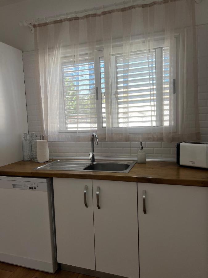 Stylish 3 Bedroom Apartment In Кирения Экстерьер фото