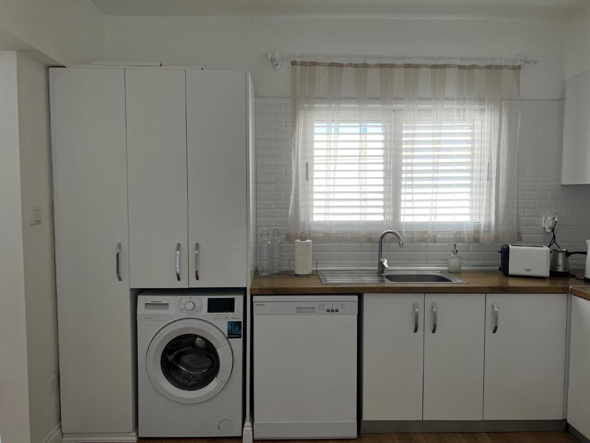 Stylish 3 Bedroom Apartment In Кирения Экстерьер фото
