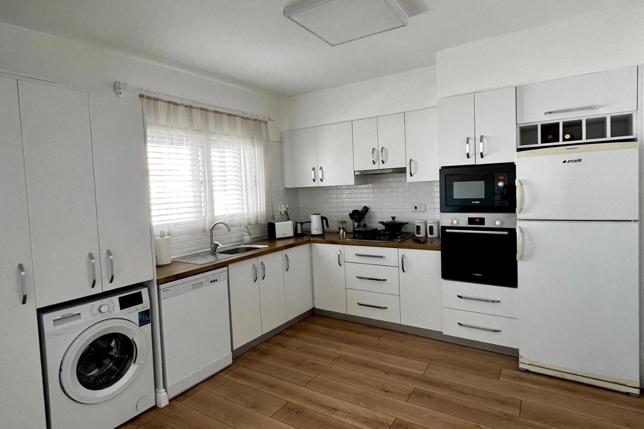 Stylish 3 Bedroom Apartment In Кирения Экстерьер фото