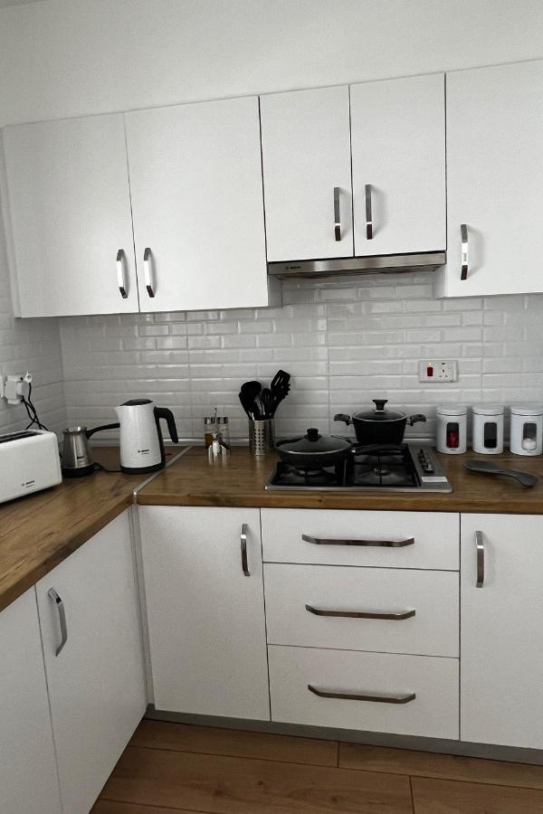 Stylish 3 Bedroom Apartment In Кирения Экстерьер фото