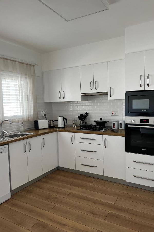 Stylish 3 Bedroom Apartment In Кирения Экстерьер фото